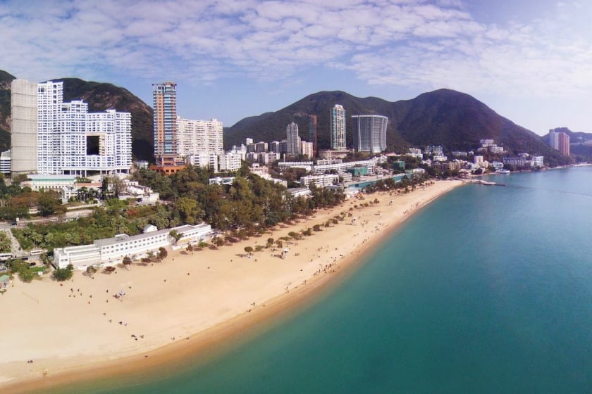 Vịnh Nước Cạn (Repulse Bay) là trung tâm du lịch nghỉ dưỡng sát biển của Hồng Kông với rất nhiều khu nhà hàng, khách sạn, quán xá, bar, cafe…