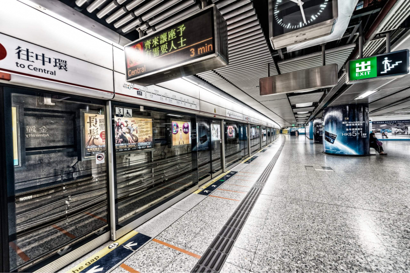 Cách đi lại đơn giản nhất cho khách du lịch Hong Kong chính là tàu điện ngầm MTR.