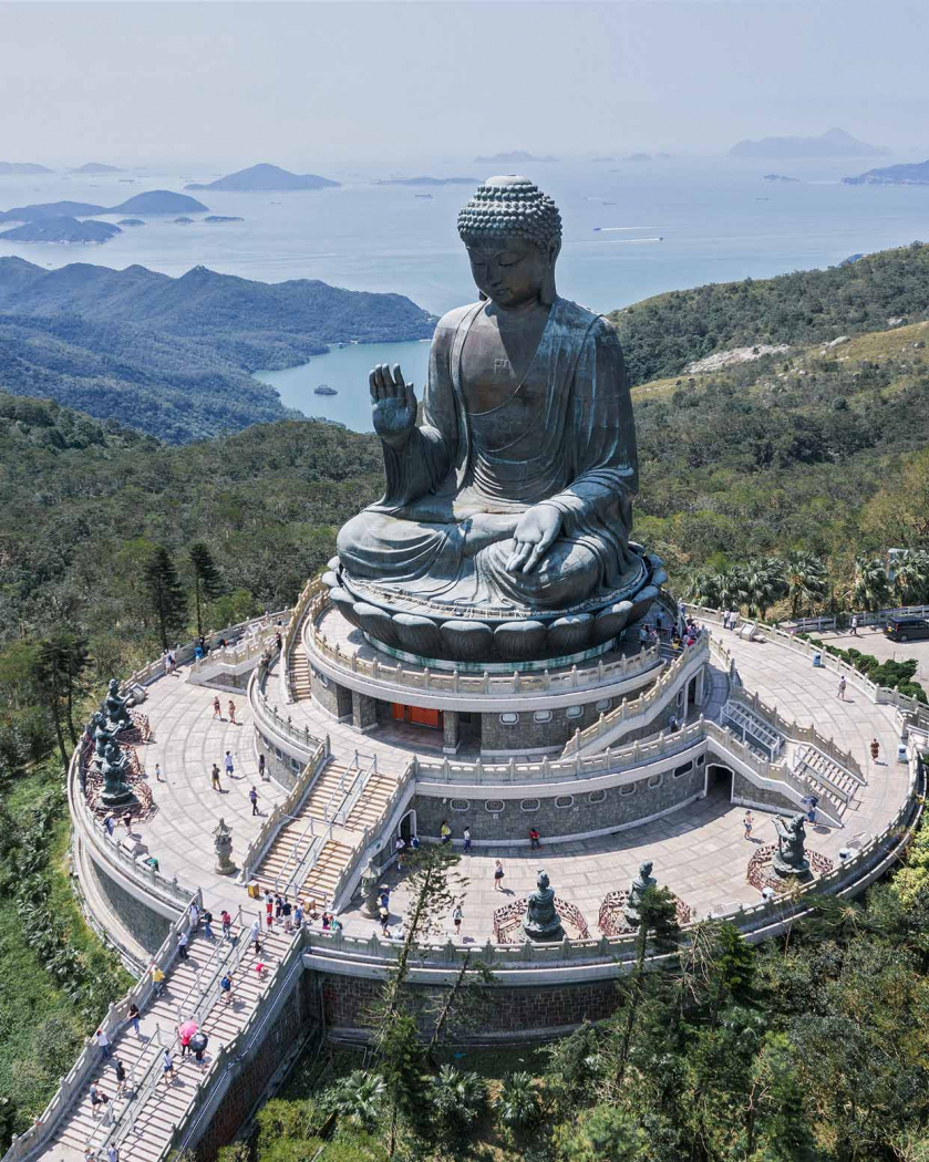 Bức tượng Đại Phật cao 34 mét nằm phía trên thiền viện Bửu Lâm (Po Lin) của đảo Lạn Đầu là một trong những bức tượng Phật lớn nhất thế giới và mất tới 12 năm để hoàn thành