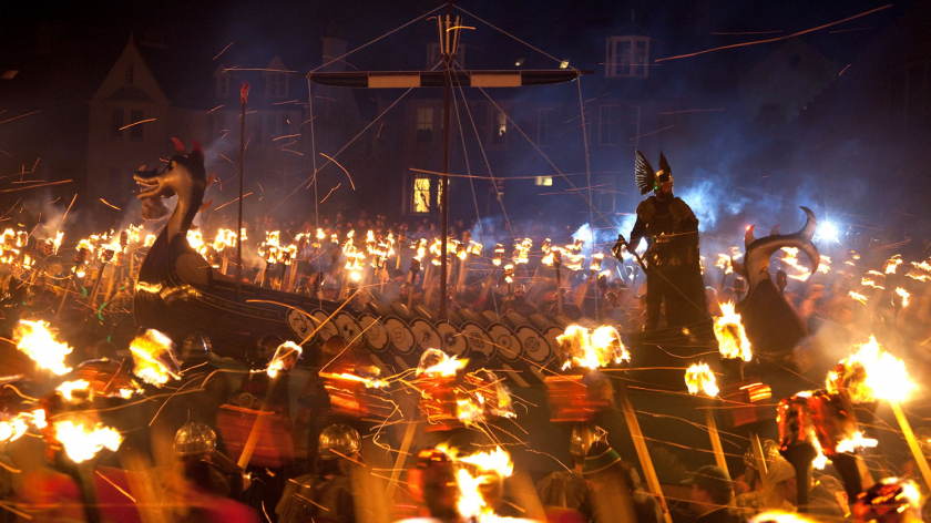 Lễ hội sẽ diễn ra cả ngày nhưng buổi tối của Up Helly Aa luôn là phần thu hút nhất với lễ rước đuốc và đốt thuyền Galley, chiếc thuyền rồng thuyền thống của người Viking