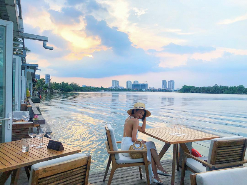 The Deck Saigon nằm ven sông Sài Gòn được tờ báo Guardian (Anh) giới thiệu là một trong những nơi tốt nhất trên thế giới để thư giãn với âm nhạc và đồ uống.