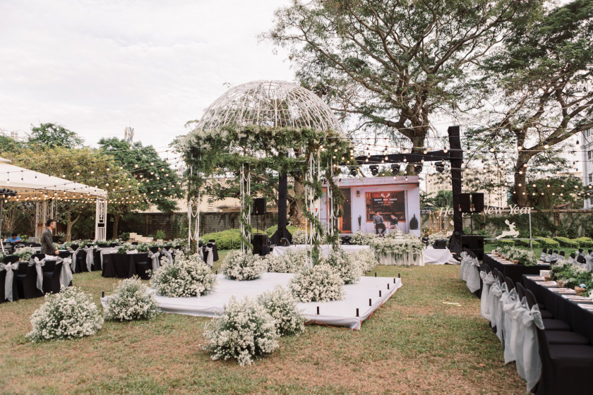 Không gian tổ chức tiệc cưới cho các cặp đôi được trang trí tinh tế, lãng mạn