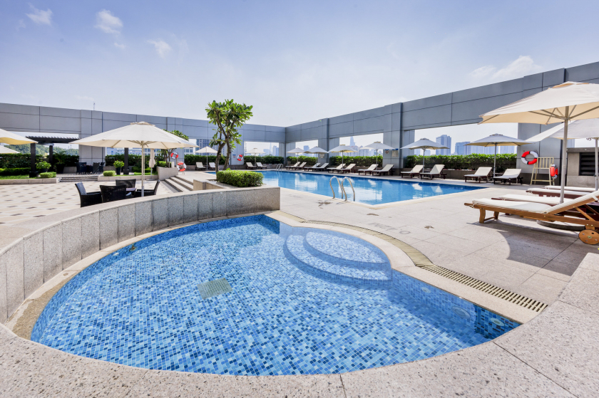 Khu vực hồ bơi ngoài trời tại Hotel Nikko Saigon sẽ mang đến không gian thư giãn
