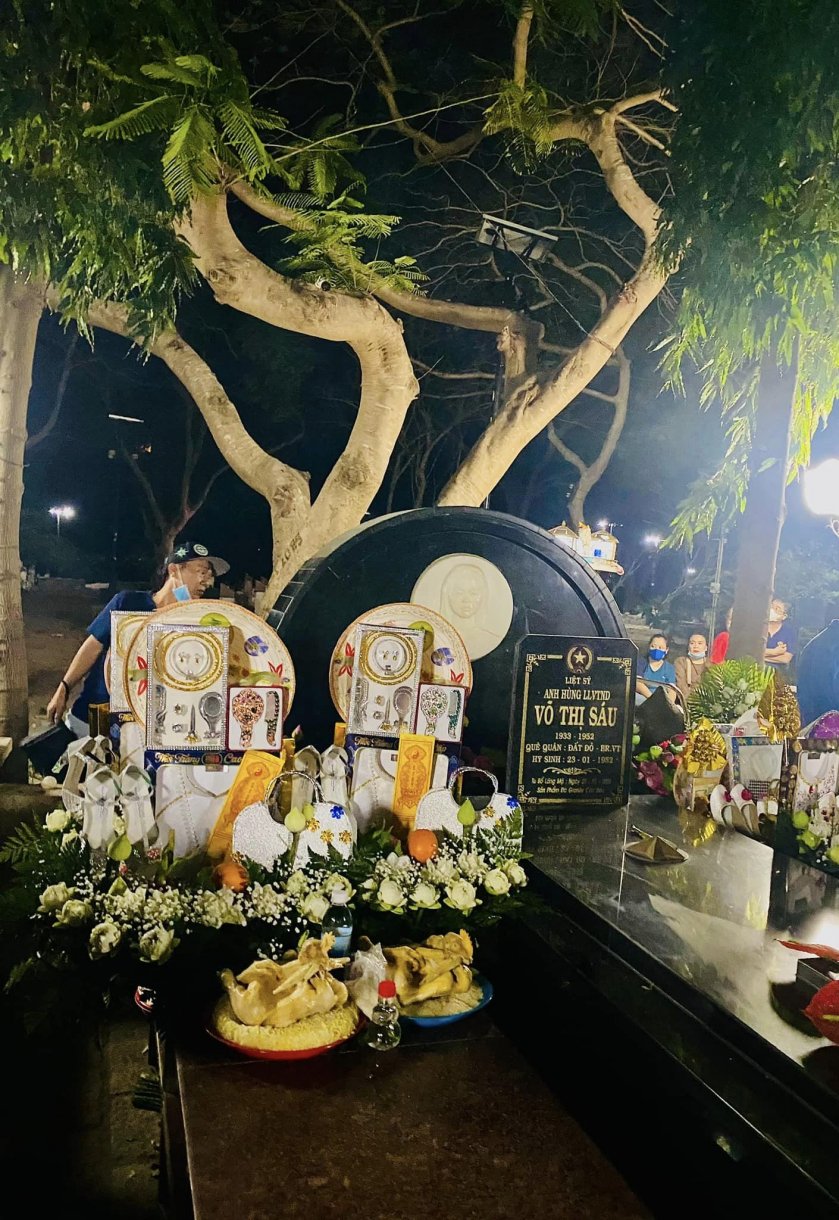 Du khách thường đi viếng mộ vào buổi tối từ 19 giờ đến 22 giờ vì đối với người dân Côn Đảo, đây là thời điểm linh thiêng