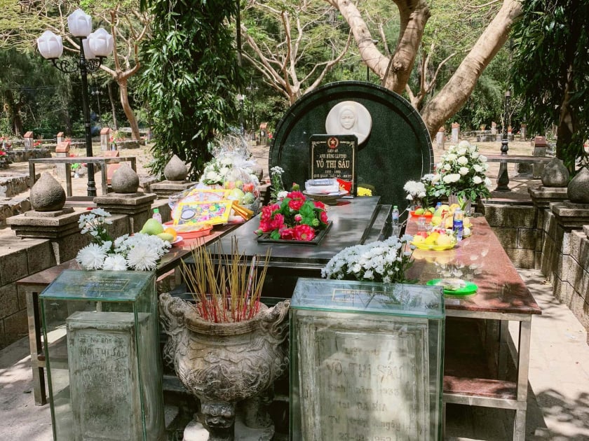 Mộ chị Võ Thị Sáu ở khu B thuộc nghĩa trang Hàng Dương đã được xây dựng lại đầy nghiêm trang