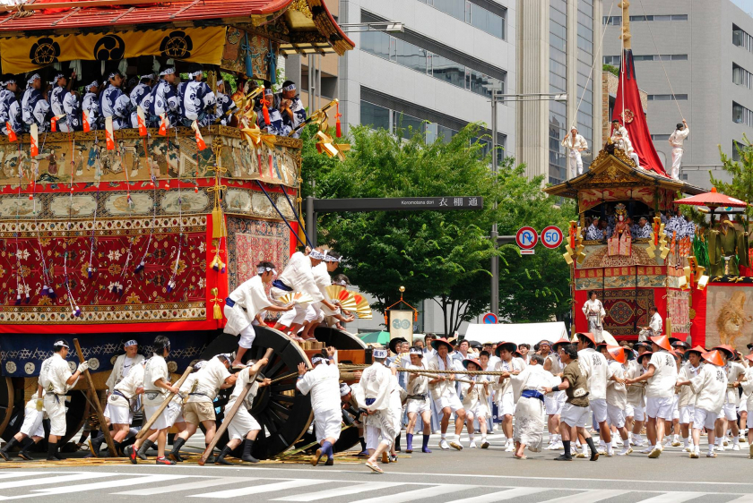 Lễ hội Gion là một trong những lễ hội lớn nhất Nhật Bản, được tổ chức ở đền Yasaka vào tháng bảy hằng năm.