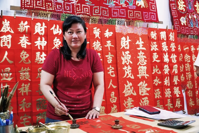 Gai đình chị Lương Diên Dũ đã gắn bó với nghề viết liễn hơn 6 thập kỷ.