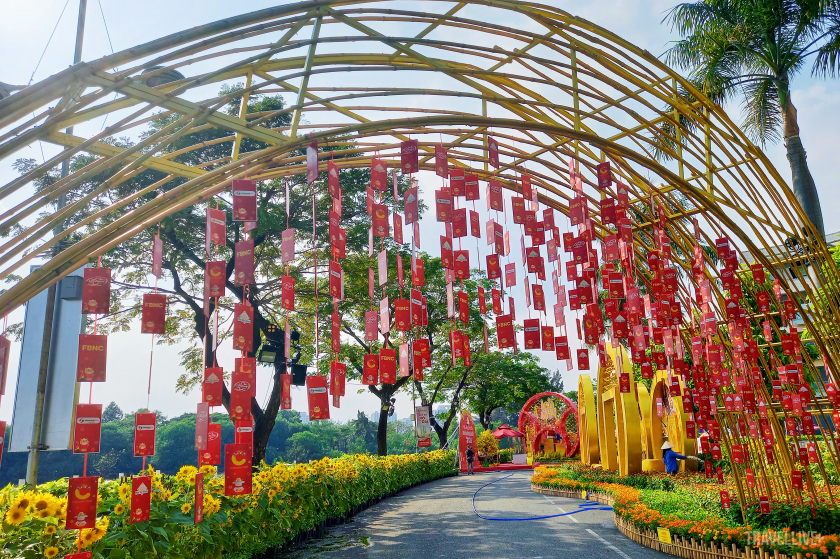 Đường hoa Phú Mỹ Hưng Tết Quý Mão nằm cạnh hồ Bán Nguyệt - một trong những địa điểm vui chơi nổi tiếng dịp Tết Nguyên đán.