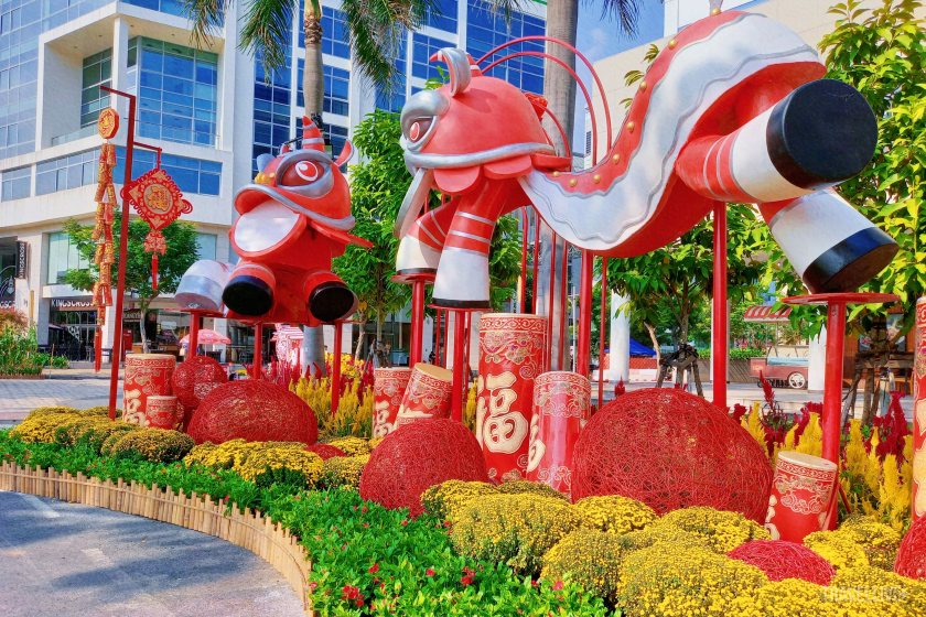 Bên cạnh nét đẹp truyền thống, đường hoa Phú Mỹ Hưng Tết Quý Mão 2023 thể hiện nét đẹp giao lưu văn hóa của Việt Nam và các quốc gia châu Á