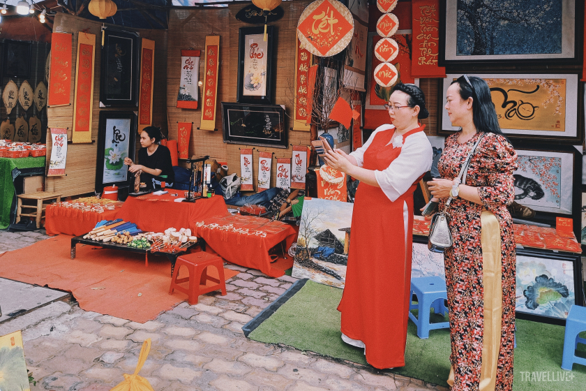 Bên cạnh vườn mai vàng rực, phố ông đồ cũng góp phần làm nên sự khác biệt cho lễ hội Tết Việt.