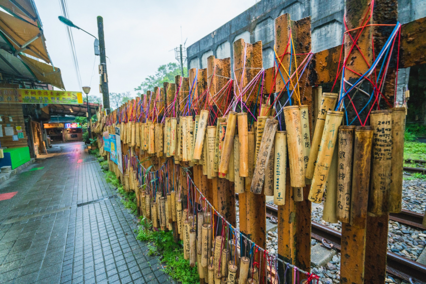Với khoảng 1 USD, du khách có thể viết lời ước nguyện lên một mảnh tre, và treo dọc chúng lên hàng rào trong làng.