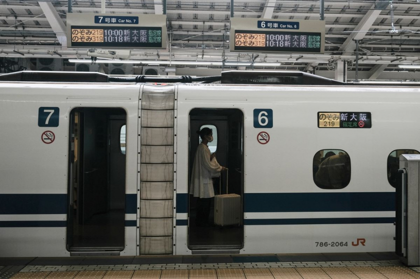 Tàu cao tốc và tàu điện ngầm là một trong các phương tiện được người Nhật yêu thích nhất bởi nó khá tiện lợi, đúng giờ và giá thành cũng vô cùng phải chăng
