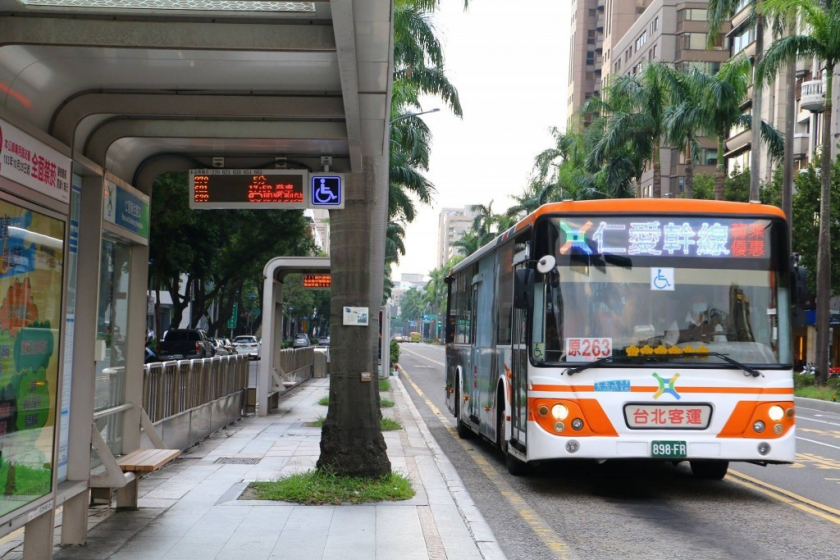 Xe bus là phương tiện di chuyển rẻ nhất, chỉ với 12.000đ/người, bạn đã có ngay một chiếc vé xe buýt đi từng chặng