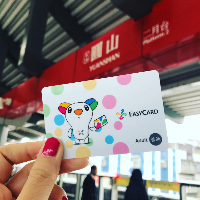 Đài Loan đa số là thanh toán bằng thẻ, bạn có thể dùng thẻ EasyCard để trả tiền ở hầu hết tất cả các nơi