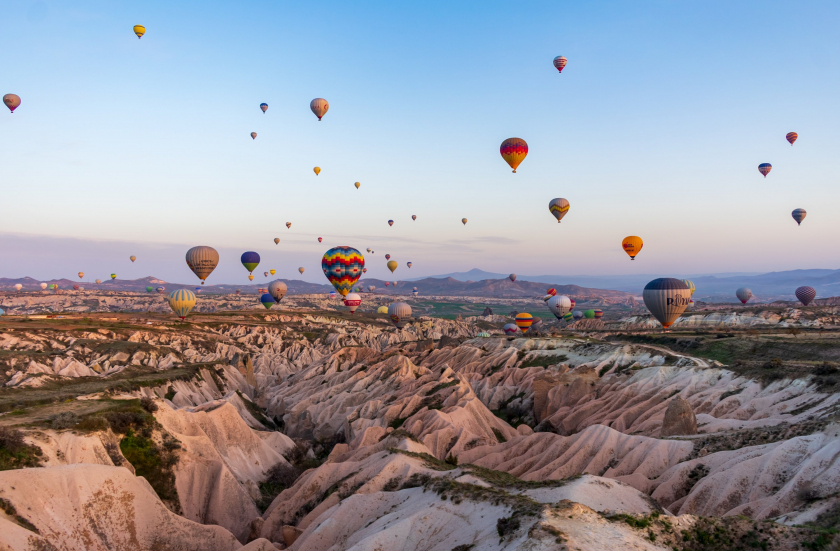Cappadocia, một điểm đến nổi tiếng để bay khinh khí cầu cũng cách đó gần 500 km nê khó có thể bị ảnh hưởng lớn.