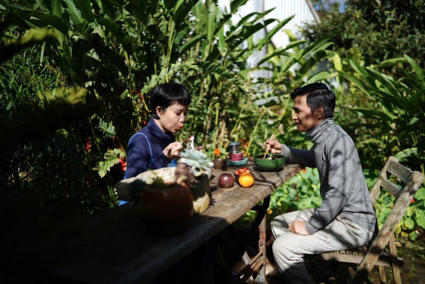 Cùng với chồng mình, Lê Ngọc đã thực hiện nhiều dự án về du lịch, ẩm thực giới thiệu đến người theo dõi trong nước.