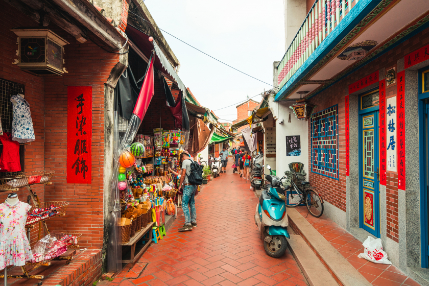 Phố cổ Lukang được lấp đầy bởi những ngôi nhà theo phong cách Đài Loan truyền thống với cửa ra vào và cửa sổ, những mái vòm được thiết kế phức tạp trên lối vào chính, những bức tường gạch đỏ mỏng và đường lát gạch đỏ, cũng như hộp thư màu xanh lá cây retro treo bên ngoài ngôi nhà.