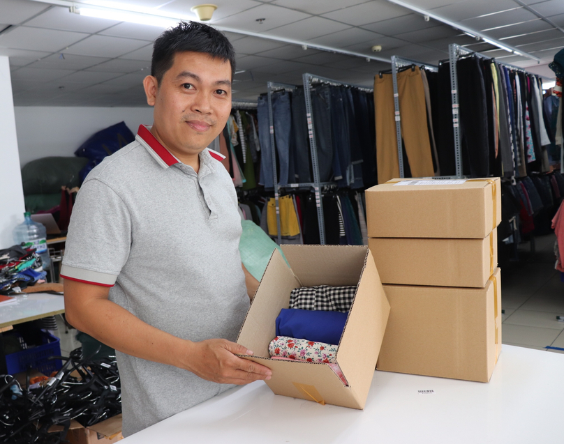 Anh Nguyễn Trung Nghĩa đang chuẩn bị đồ cho khách hàng
