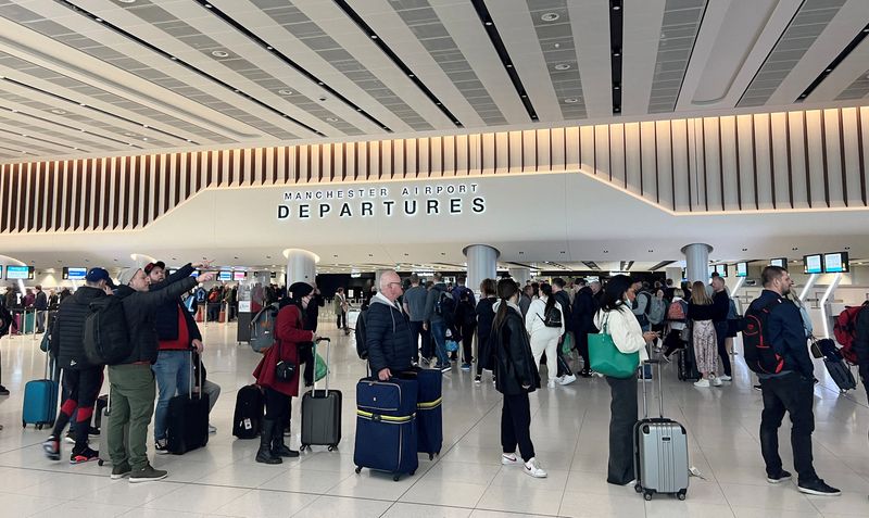 Hành khách tại sân bay Manchester, Anh hôm 4/4. Ảnh: Reuters