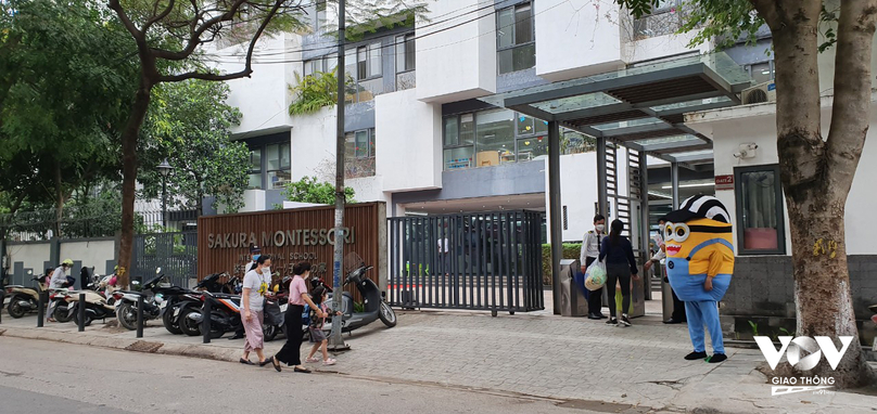 Từ sáng nay, trường mầm non Sakura Montessori, quận Cầu Giấy, Hà Nội bắt đầu đón học sinh trở lại trường sau gần 1 năm.
