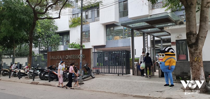 Từ sáng nay, trường mầm non Sakura Montessori, quận Cầu Giấy, Hà Nội bắt đầu đón học sinh trở lại trường sau gần 1 năm nghỉ dịch.