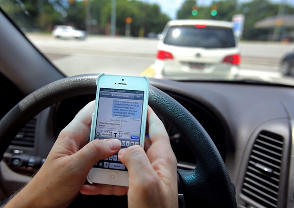 Hành vi sử dụng điện thoại nguy hiểm hơn nhiều so với tài xế vẫn tưởng.