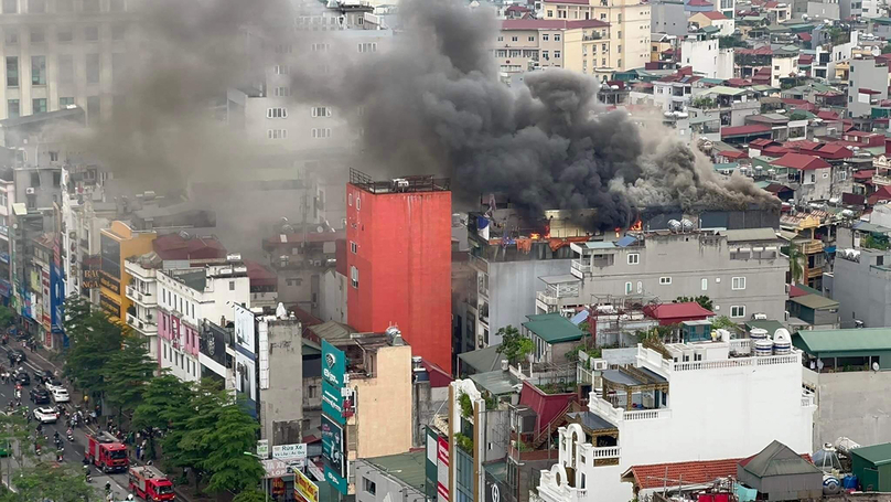 Ngọn lửa xuất phát từ tầng 7 quán massage, trên đường Đê La Thành, Hà Nội