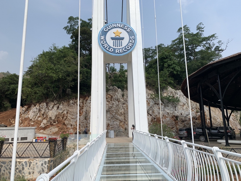 Cầu kính bắc qua hai núi có chiều dài 290m, mặt cầu chính 2,4m. Công trình đang chuẩn bị các thủ tục để xác lập kỷ lục là cầu đi bộ bằng kính dài nhất thế giới.