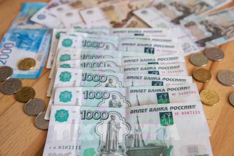 Đồng tiền giấy và tiền xu ruble tại thủ đô Moskva, Nga ngày 24/3/2022. Ảnh: THX/TTXVN