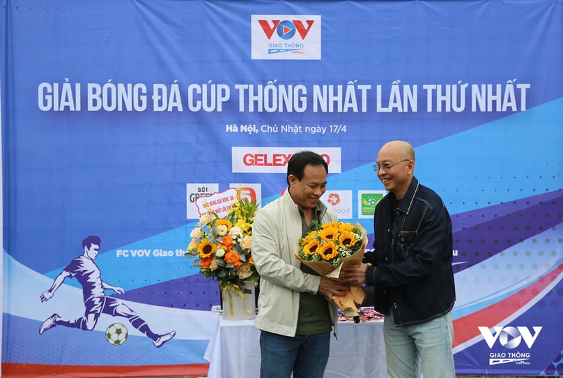 Nhà báo Trang Công Tiến, Trưởng ban tổ chức, tặng hoa cảm ơn ông Trịnh Xuân Quang, Giám đốc truyền thông Tập đoàn Geleximco - đại diện các nhà tài trợ cho giải đấu tranh cúp Thống Nhất 2022