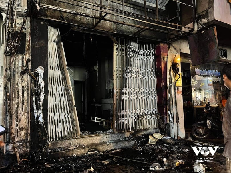 Vụ hỏa hoạn làm nhiều tài sản bên trong tiệm áo cưới bị cháy rụi.
