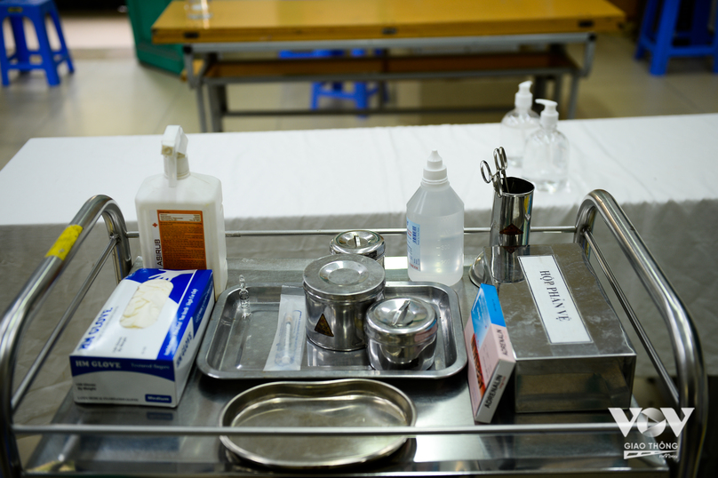 Bên trong phòng tiêm chủng, các dụng cụ phục vụ cho công tác tiêm đã được chuẩn bị đầy đủ.