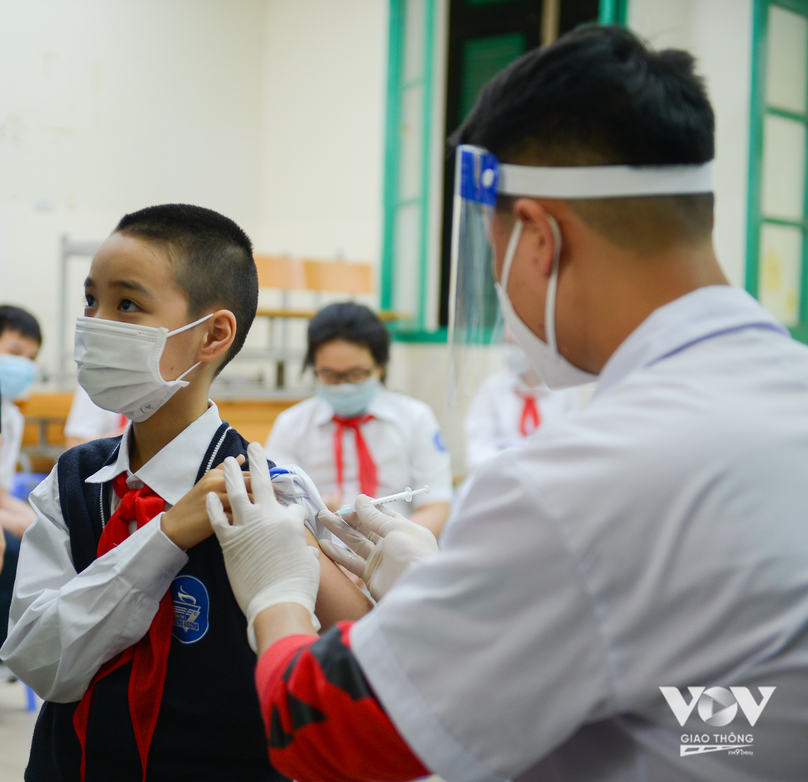 Hôm nay (18/4) hơn 100 em học sinh 11 tuổi của trường THCS Trưng Vương, quận Hoàn Kiếm (Hà Nội) đã được tiêm vắc xin ngừa COVID-19.