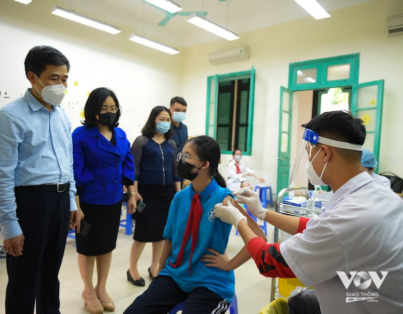 Chiều cùng ngày, đoàn kiểm tra của quận Hoàn Kiếm (Hà Nội) đã kiểm tra điểm tiêm vắc xin ngừa COVID-19 cho trẻ em tại điểm trường THCS Trưng Vương.