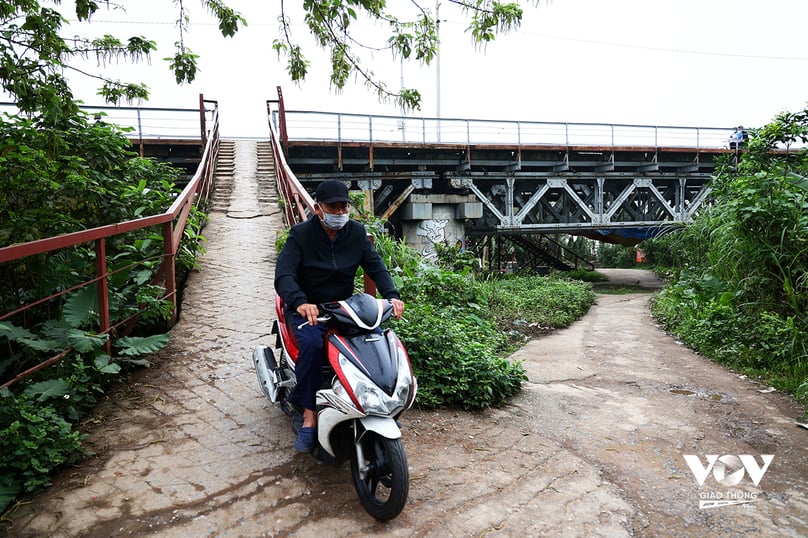 Để đến được bãi giữa, bãi bồi sông Hồng, người dân phải đi xuống bằng thang bộ của cầu Long Biên.