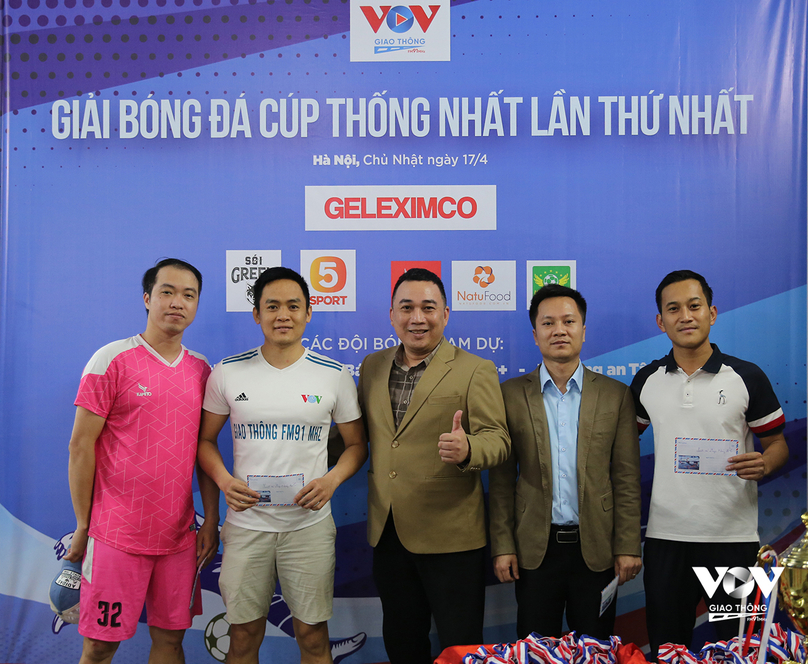 Luật sư Diệp Năng Bình, người bạn thân thiết với làng báo, tặng quà động viên cho 4 đội bóng tham dự Cúp Thống Nhất 2022.