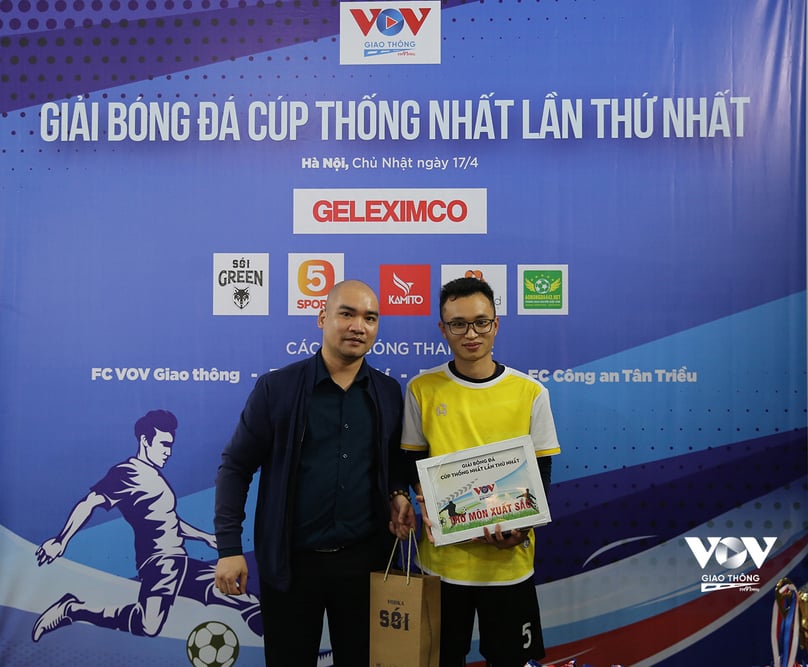 Nhà báo Lê Hiếu, trưởng ban media báo Dân Việt tặng giải thưởng thủ môn xuất sắc nhất cho Lê Đình Thành (FC Press+).