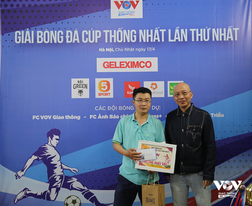 Nhà báo Trang Công Tiến, trưởng ban tổ chức giải, trao giải cầu thủ xuất sắc nhất cho Bá Thăng (FC VOV Giao thông).