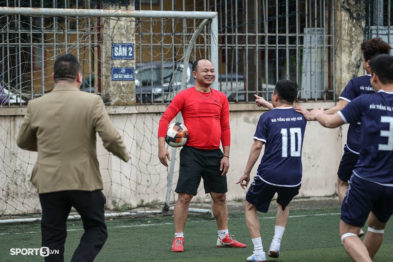 Nhà báo Xuân Hào (áo đỏ), đội trưởng FC VOV Giao thông chặn được 2 cú sút luân lưu, đưa đội nhà vào chung kết.