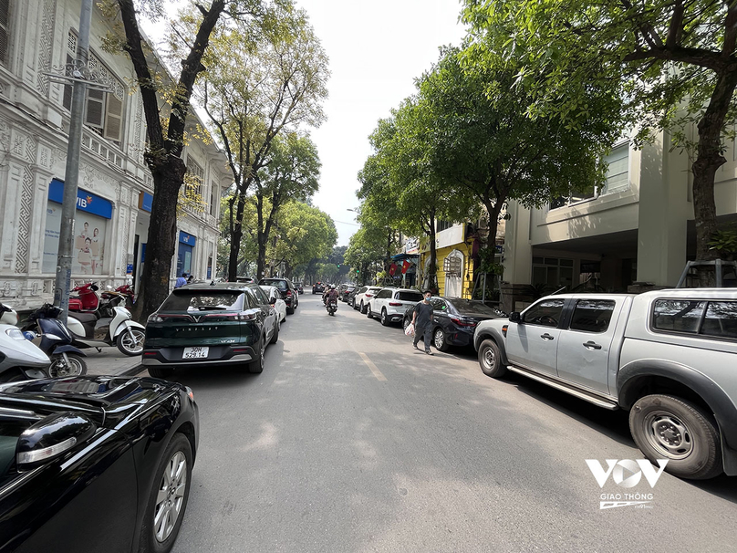 Hằng ngày, lực lượng CSGT công an Thành phố Hà Nội đều cử cán bộ đi kiểm tra, xử phạt các vi phạm dừng, đỗ sai làn đường, nhưng có vẻ như phố Hàng Trống là nơi dành riêng cho một số người nào đó để xe?