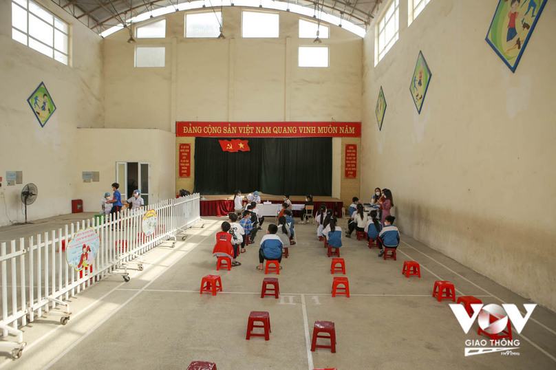 Ghi nhận của PV, vào chiều 18/4 tại trường Tiểu học Tân Hội A (huyện Đan Phượng, Hà Nội) đã bắt đầu tiêm vaccine cho trẻ từ 5-12 tuổi.