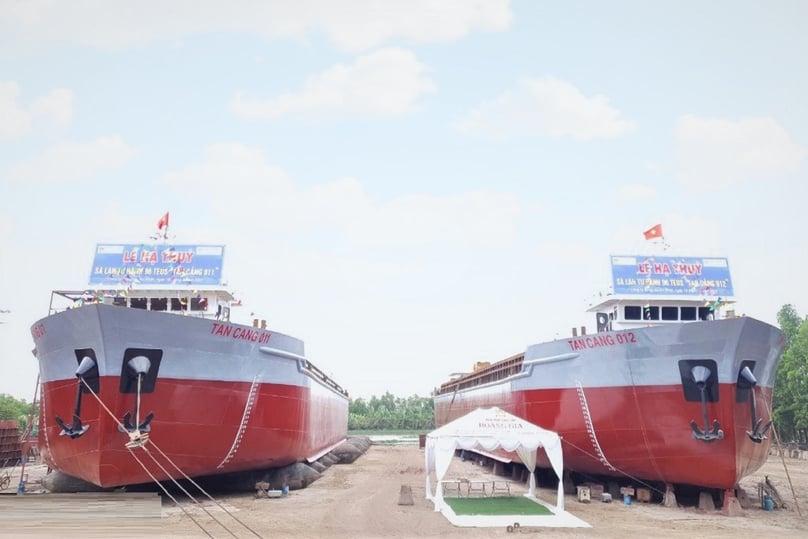 Sà lan Tân Cảng 011 và Tân Cảng 012 chuẩn bị hạ thủy