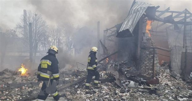 Lực lượng khẩn cấp Ukraine dập lửa tại hiện trường một khu vực bị không kích trong cuộc xung đột Nga-Ukraine ở Dnipro (miền Đông Ukraine) ngày 11/3. Ảnh: AFP/TTXVN