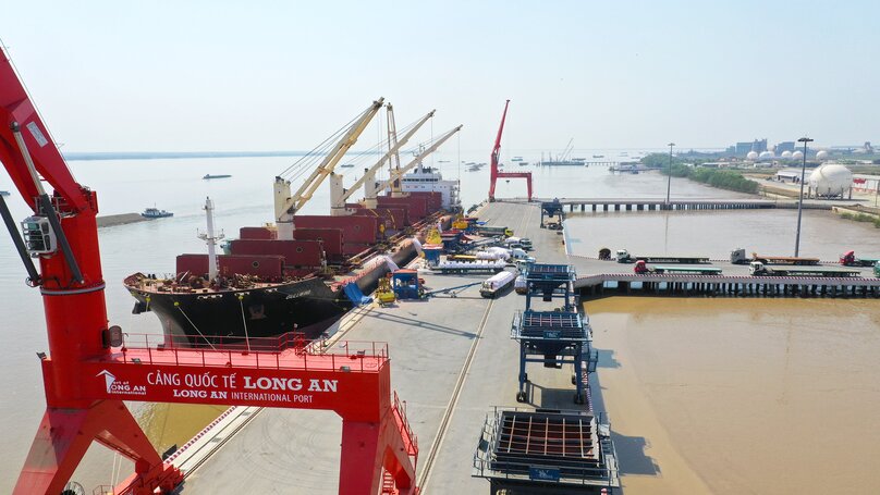 Cảng Quốc tế Long An đã tiếp nhận và bốc dỡ hàng hóa thành công nhiều tàu tải trọng trên 50.000 DWT, được kỳ vọng trở thành trung tâm đầu mối xuất nhập khẩu cho cả vùng ĐBSCL.