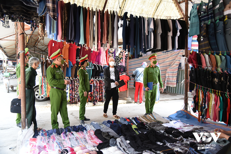 Lực lượng Cảnh sát PCCC&CNCH Công an huyện Phú Xuyên kiểm tra công tác phòng chống cháy nổ tại chợ Lịm (thị trấn Phú Xuyên)