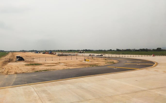 Đường băng, đường lăn sân bay Nội Bài giai đoạn đang thi công (Ảnh: Dương Ngọc/NLĐ)