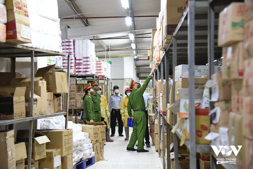 Lực lượng Cảnh sát PCCC&CNCH Công an huyện Phú Xuyên kiểm tra công tác phòng chống cháy nổ tại kho hàng trong các siêu thị, trung tâm thương mại