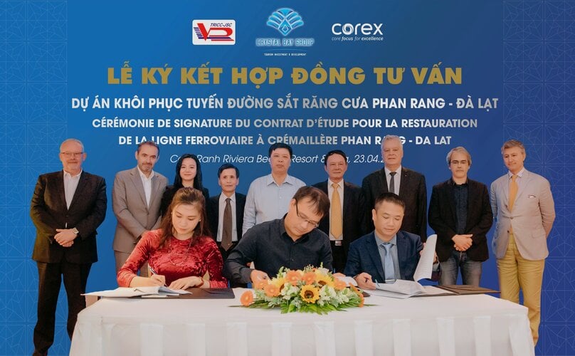 Lễ ký kết hợp tác chiến lược Dự án khôi phục tuyến đường sắt răng cưa Phan Rang - Đà Lạt dưới sự chứng kiến của Đại sứ Pháp tại Việt Nam, lãnh đạo chính quyền địa phương