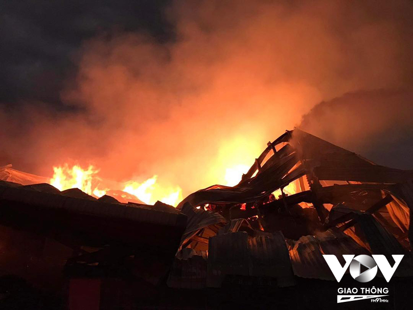 Đám cháy bùng phát dữ dội từ khu nhà xưởng của Nhà máy sợi Phú Cường