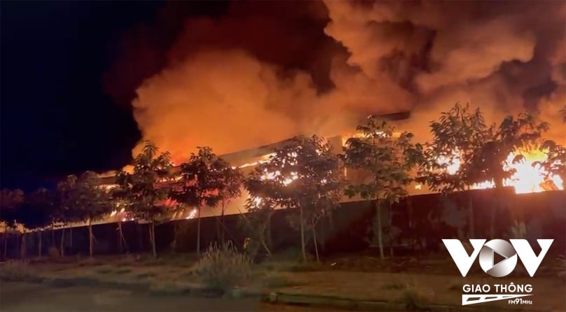 Đám cháy bao trùm toàn bộ Nhà máy sợi, cột khói bốc cao hàng chục mét